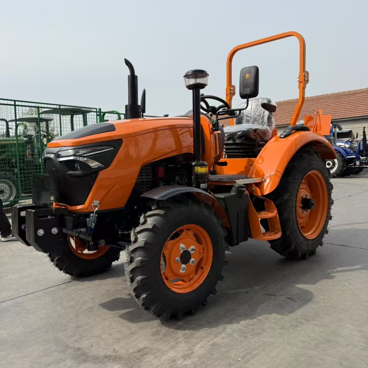 中国製の安価な中国の価格農業トラクターミニトラクター農業ミニ4x4スモール4WD農業ミニファームトラクターを販売する